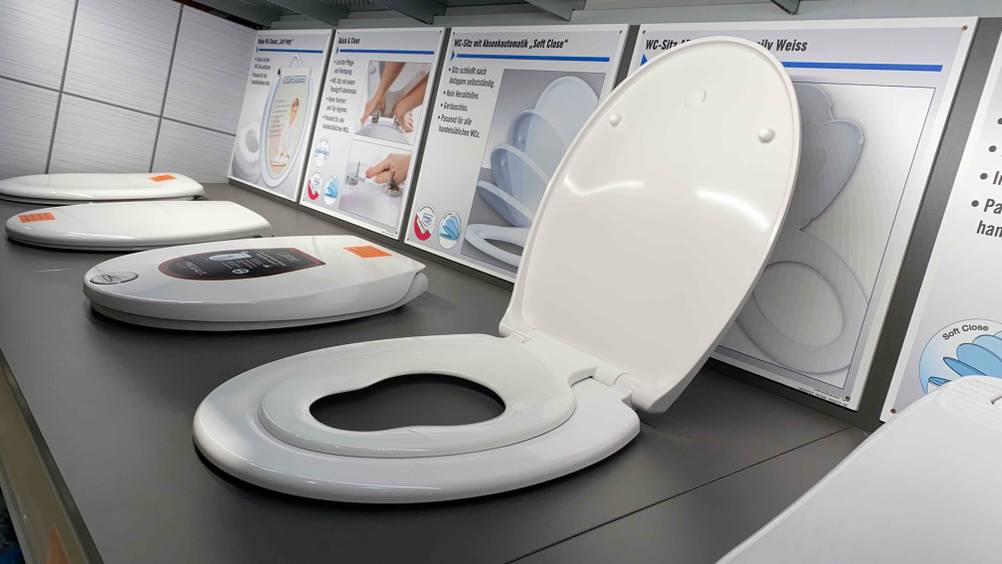 Familien-WC-Sitz getestet: Ein Produkt von der Seite in einer Verkaufsfläche.
