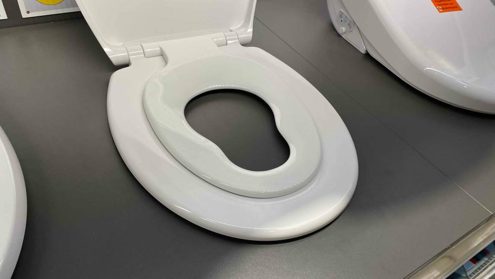 Nahaufnahme der Brille mit Kindersitz eines Familien-WC-Sitzes im Test.