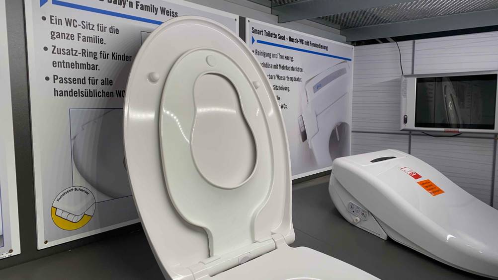 Nahaufnahme des Deckels mit Kindersitz eines getesteten Familien-WC-Sitzes.