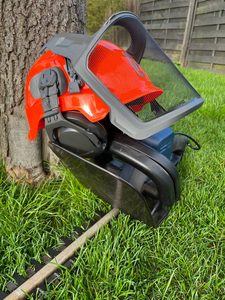 Ein Schutzhelm bietet bei Sägearbeiten die notwendige Sicherheit.