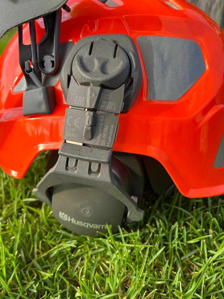 In der Regel lassen sich Forsthelme perfekt an den Kopfumfang anpassen.