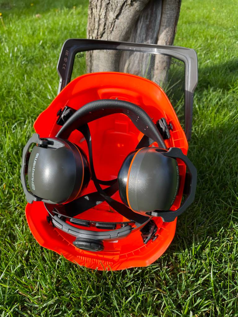 Ein besonders sicherer Forsthelm verfügt über ein Visier und einen integrierten Ohrenschutz. Auf dem Bild: der Husqvarna Technical.