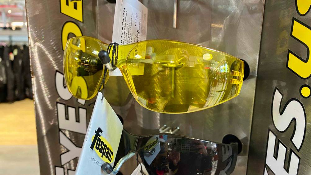 Eine getestete Motorradbrille in einem Brillenständer von vorne.