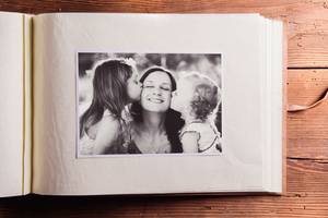 Fotoalbum-Test: Ansicht eines Familienalbums mit klassischer Buchbindung.