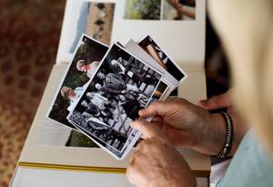 Fotobuch im Test: Hände halten gedruckte Bilder
