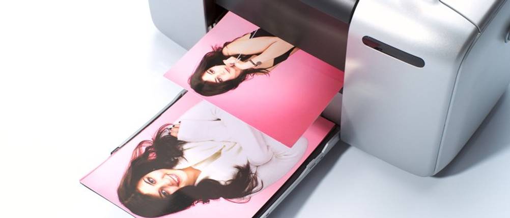 Fotopapier-A4-Test: Drucker druckt Fotos aus.