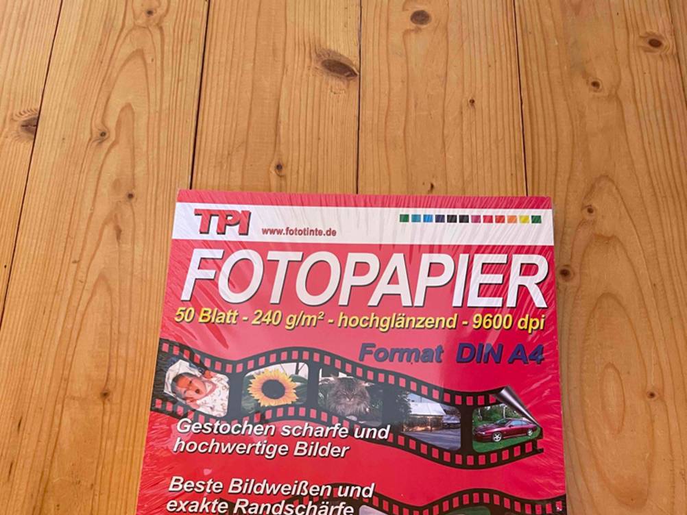 Nahaufnahme der Vorderseite des verpackten Fotopapiers im Test mit Artikelbezeichung und Mengenangaben.