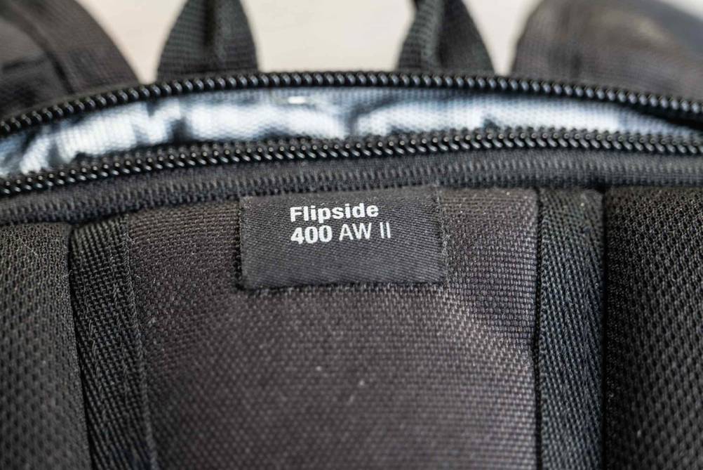 Nahaufnahme der Artikelbezeichnung eingenäht am Rückenteil eines getesteten Fotorucksacks.