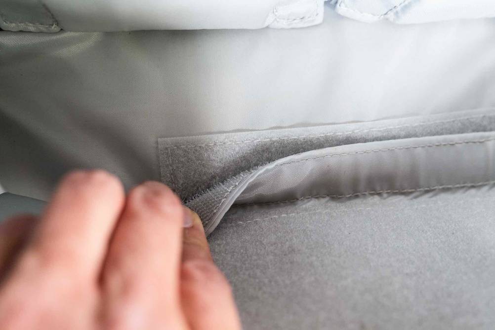 Im Test: Nahaufnahme eines Klettverschlusses im Inneren eines Fotorucksacks.