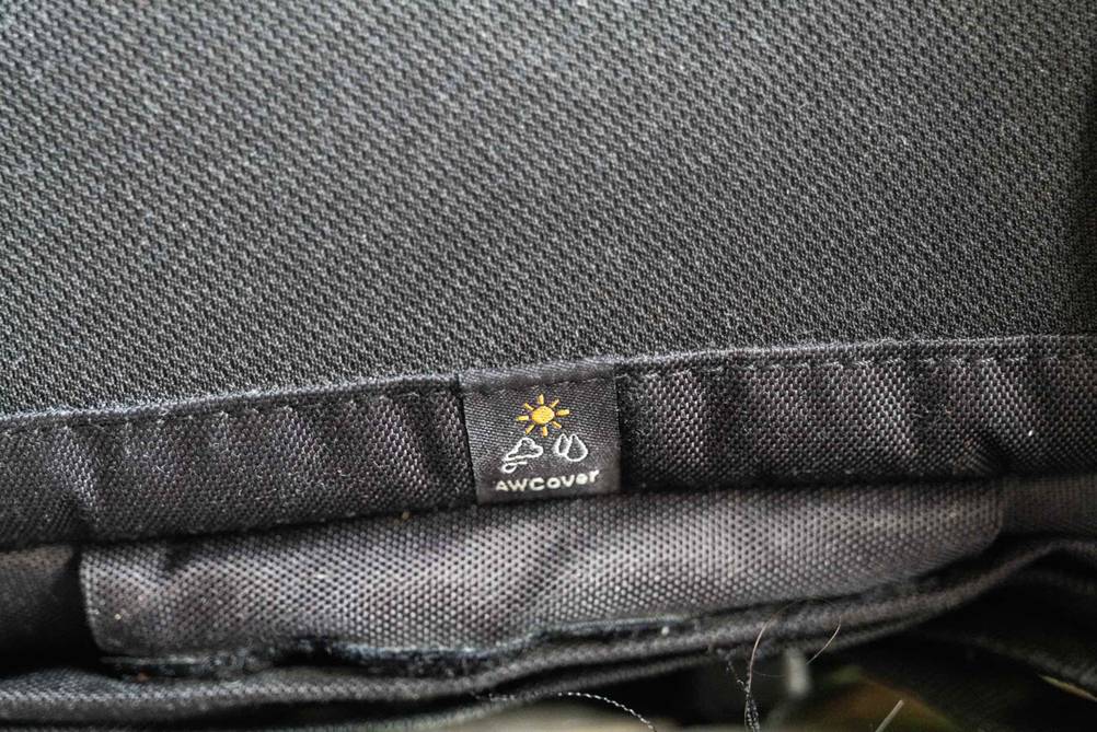 Nahaufnahme des Symbols für das Regencover eines getesteten Fotorucksacks.