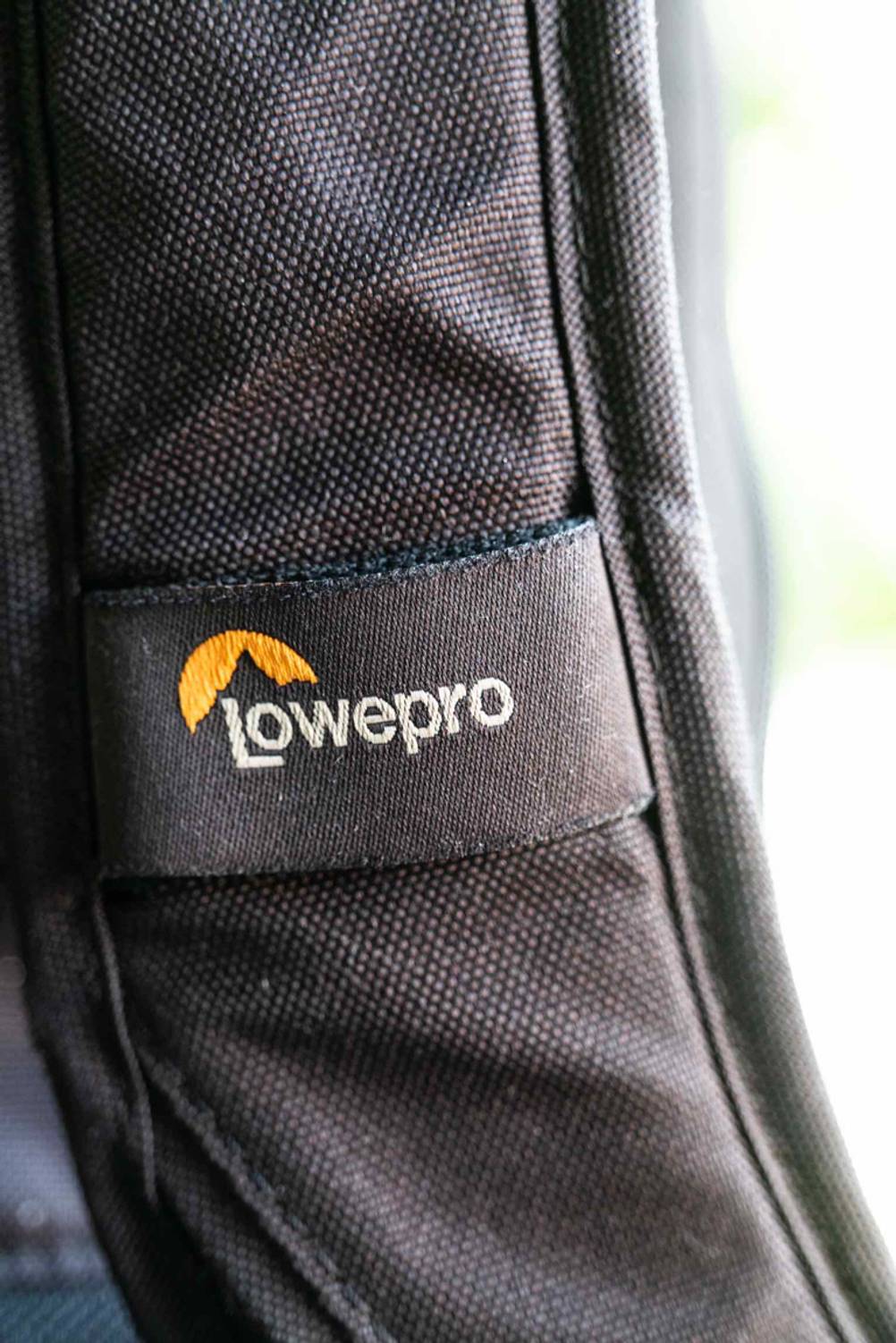 Fotorucksack getestet: Nahaufnahme des gestickten Logos auf der Seite.