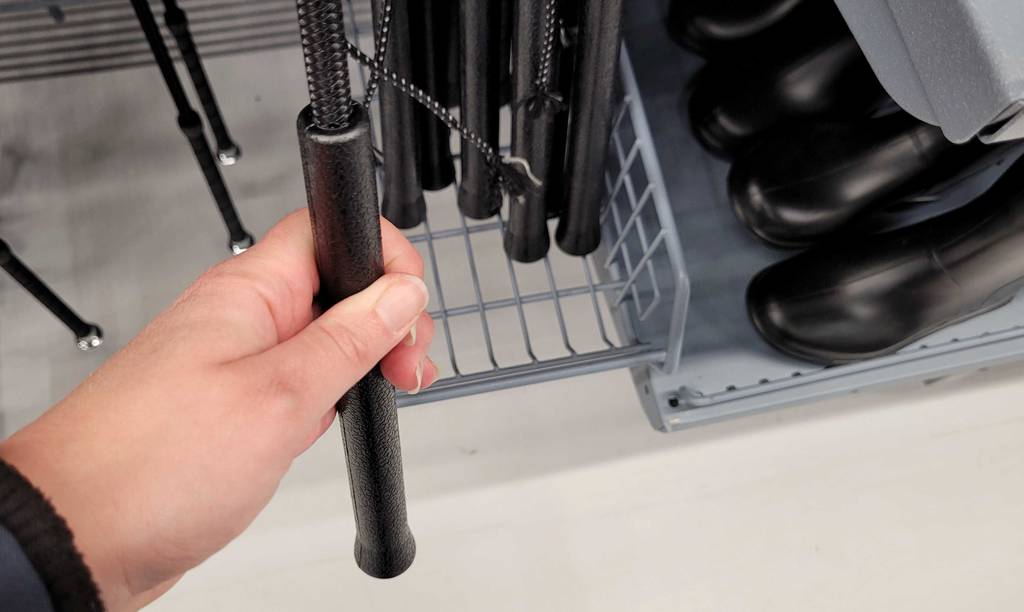 Hand hält getestete Longierpeitsche hoch.