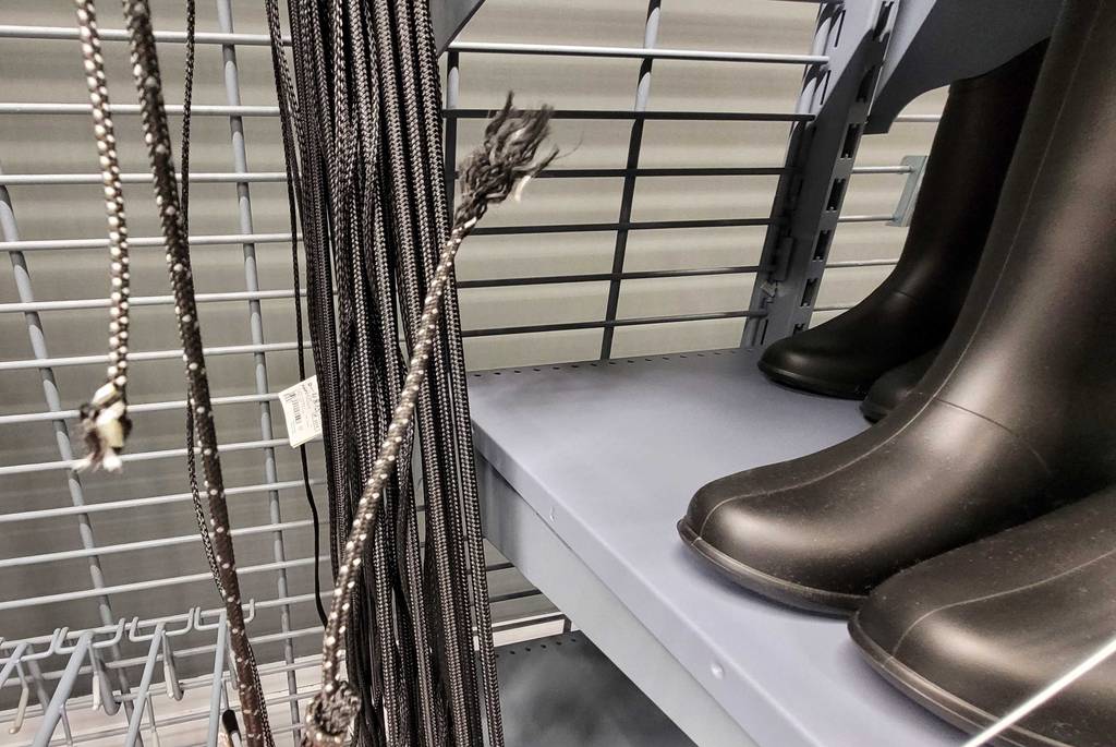 Longierpeitschen getestet: Neben den Peitschen stehen Stiefel.