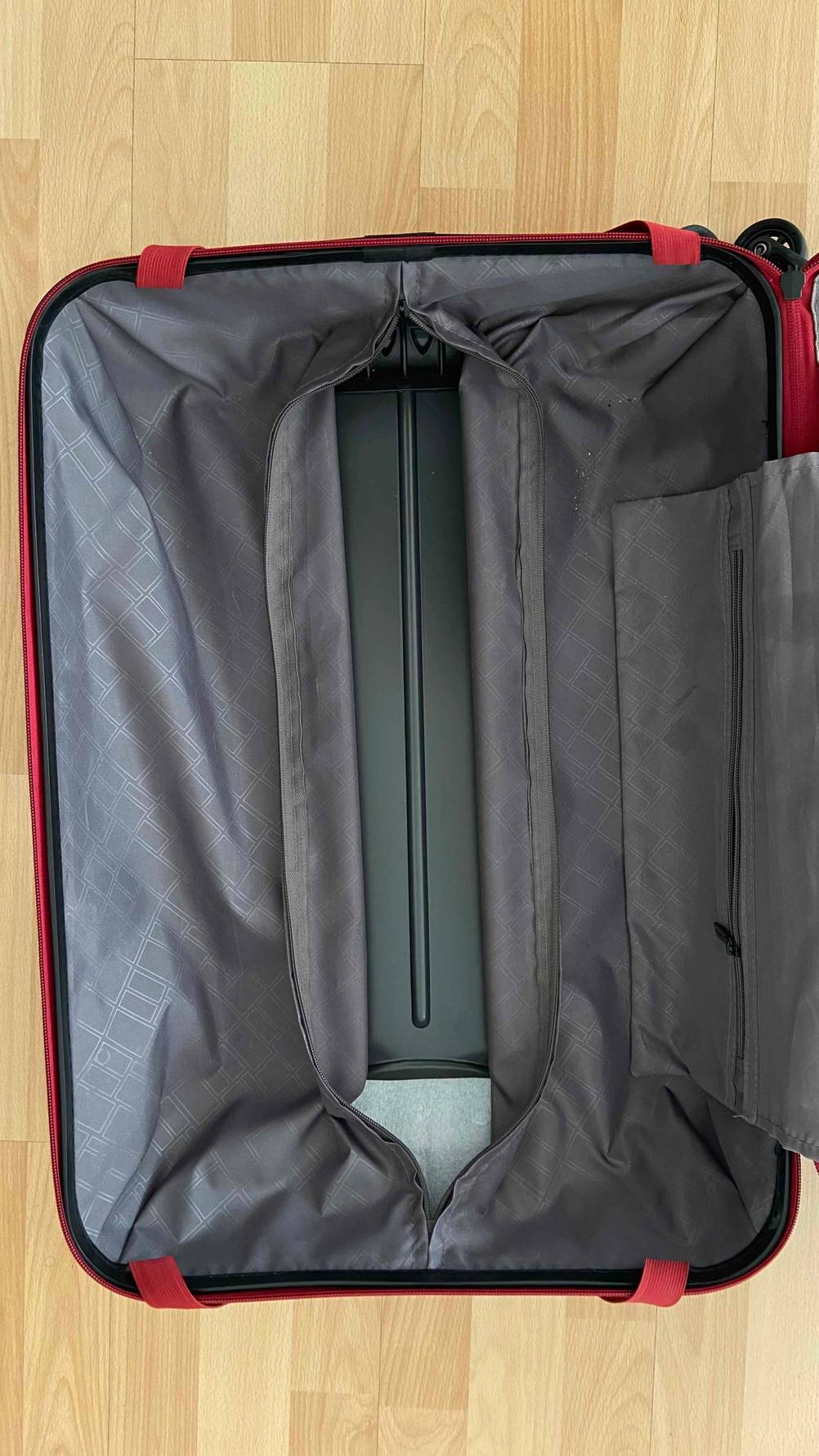 Koffer groß im Test: Der Reißverschluss für das Schuhfach ist geöffnet.