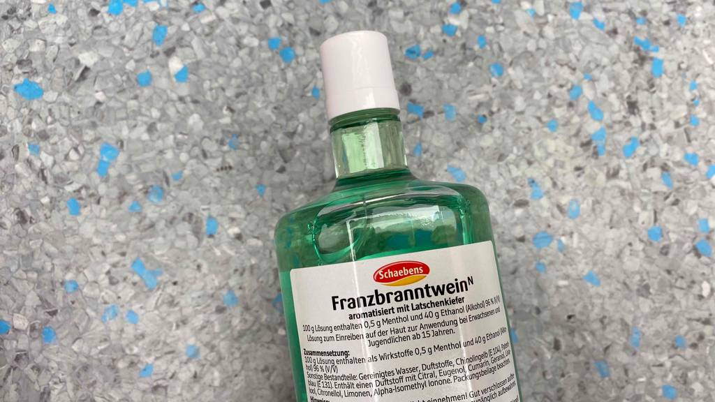 Rückseite von einer Flasche Franzbranntwein mit Informationen zur Zusammensetzung des Weins. 