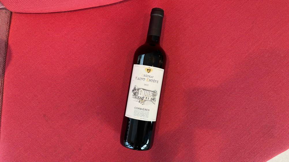Französische Weine getestet: Eine Flasche liegt auf einem roten Stoff.