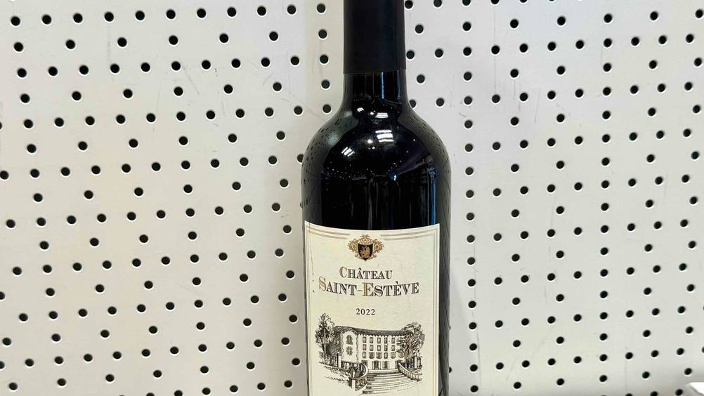Französische Weine im Test: Nahaufnahme des Labels der Flasche.