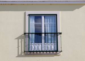 Französischer Balkon im Test: Schwarzes Balkongitter vor dem Fenster.