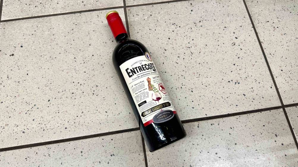 Französischer Rotwein-Test: Eine Flasche liegt auf eine Fließenboden.