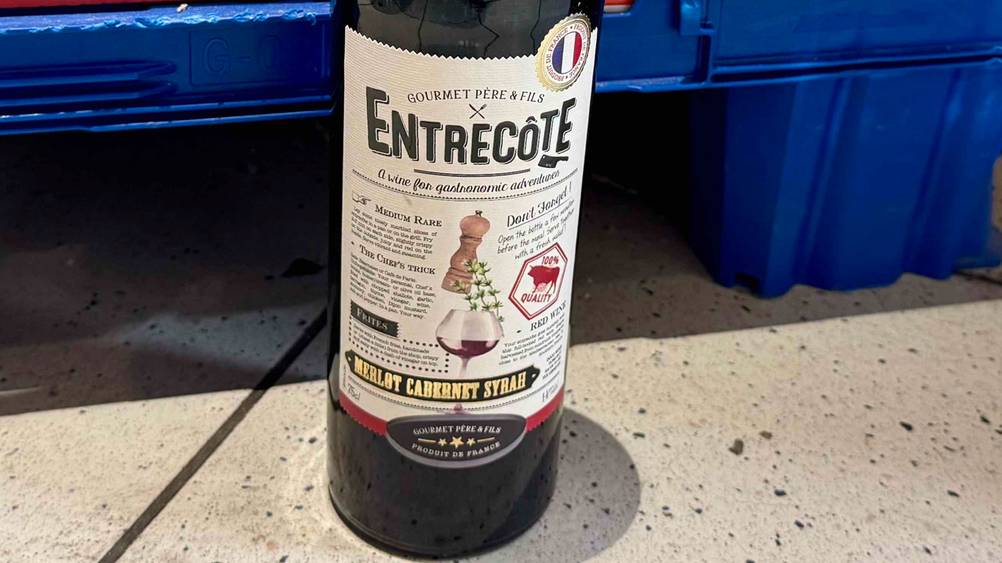 Französischer Rotwein getestet: Nahaufnahme des Labels mit Logo.