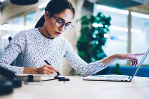 Frau eröffnet Konto am Laptop
