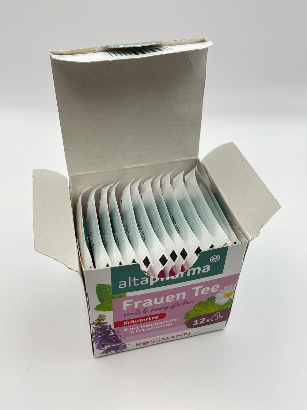 Eine geöffnete Packung des Frauenmanteltee im Test auf einer hellen Fläche.