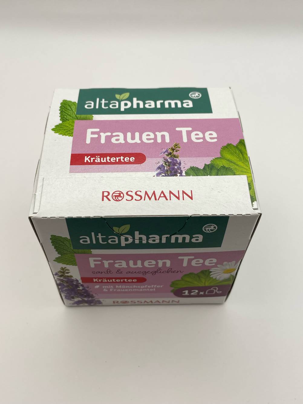 Die Verpackung des getesteten Frauenmanteltees von schräg oben auf einer hellen Fläche.