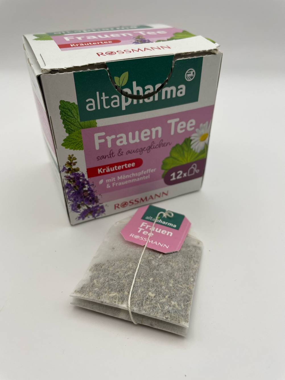 Vor der Originalverpackung liegt ein Beutel des getesteten Frauenmanteltees.