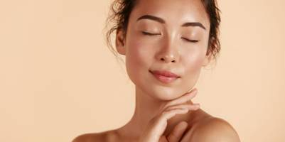 Frauenportrait mit geschlossenen Augen und makelloser Haut.