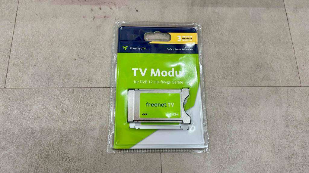 Im Test: Ein CI-Modul liegt verpackt auf einem Fliesenboden.