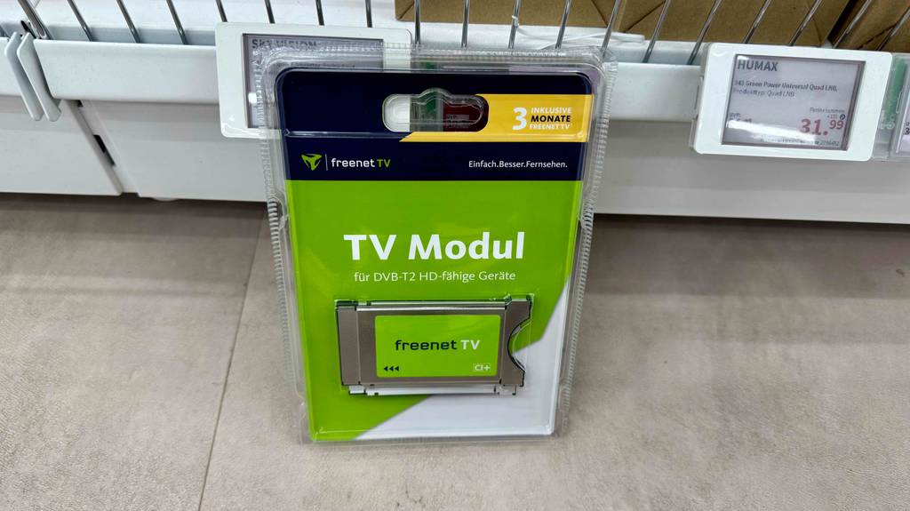 Getestet: Ein CI-Modul lehnt in seiner Originalverpackung an einem Verkaufsregal.