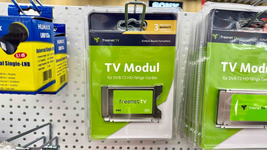 Ein getestetes CI-Modul hängt innerhalb seiner Originalverpackung an einem Verkaufsstand neben weiteren TV-Modulen.