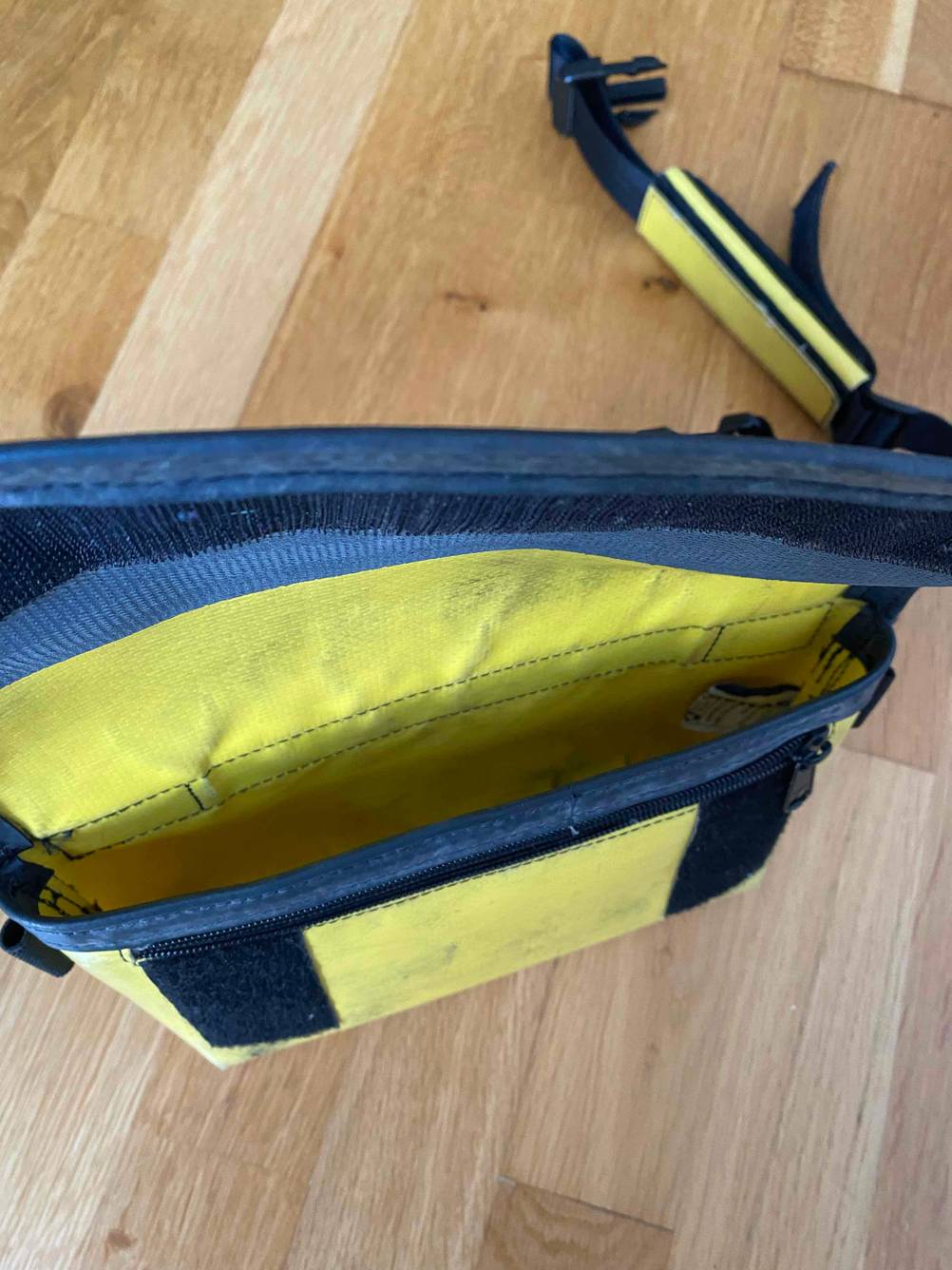 Bauchtasche getestet: Einblick in den Innenraum einer geöffneten Bauchtasche.