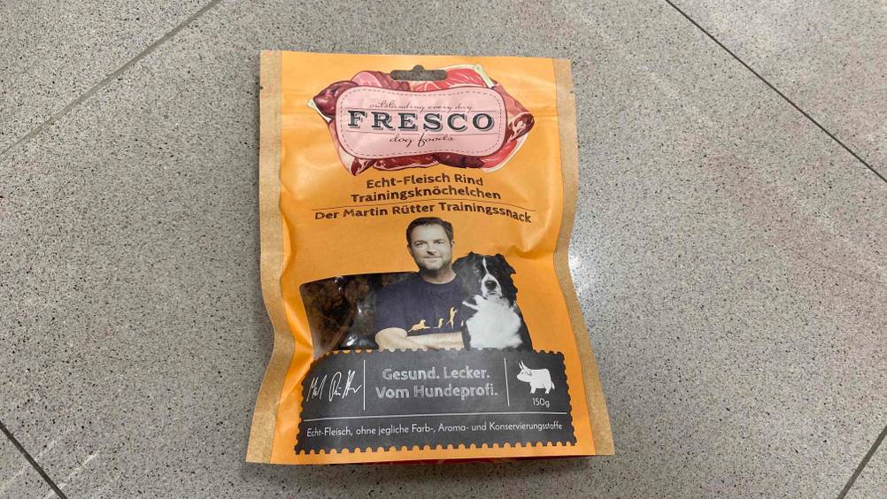 Eine Packung des getesteten Fresco-Hundefutters auf einem Fließenboden.