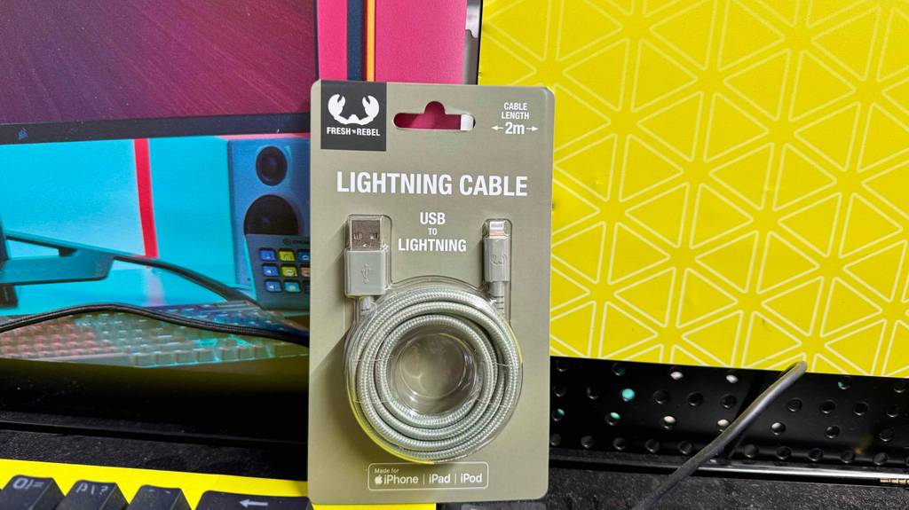 Detailansicht eines verpackten Lightning-auf-USB-C-Kabels im Test.