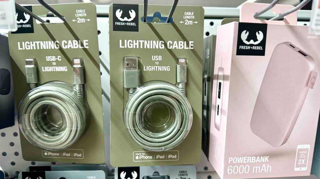 Im Test: Mehrere Lightning-auf-USB-C-Kabel hängen in einem Regal.