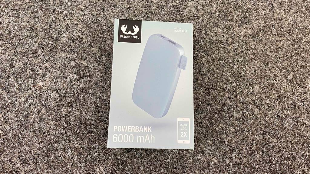 Fresh 'n Rebel Powerbank 6000 mAh USB-C getestet: Verpackung liegt auf grauem Untergrund.