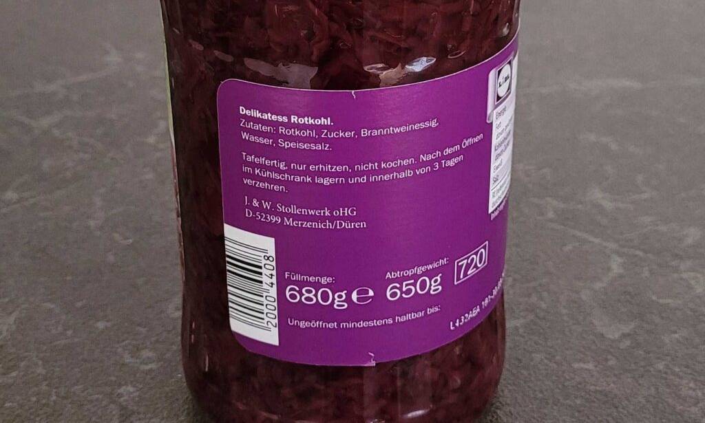 Nahaufnahme der Produktbeschreibung auf einem 680-g-Glas mit getestetem Rotkohl.