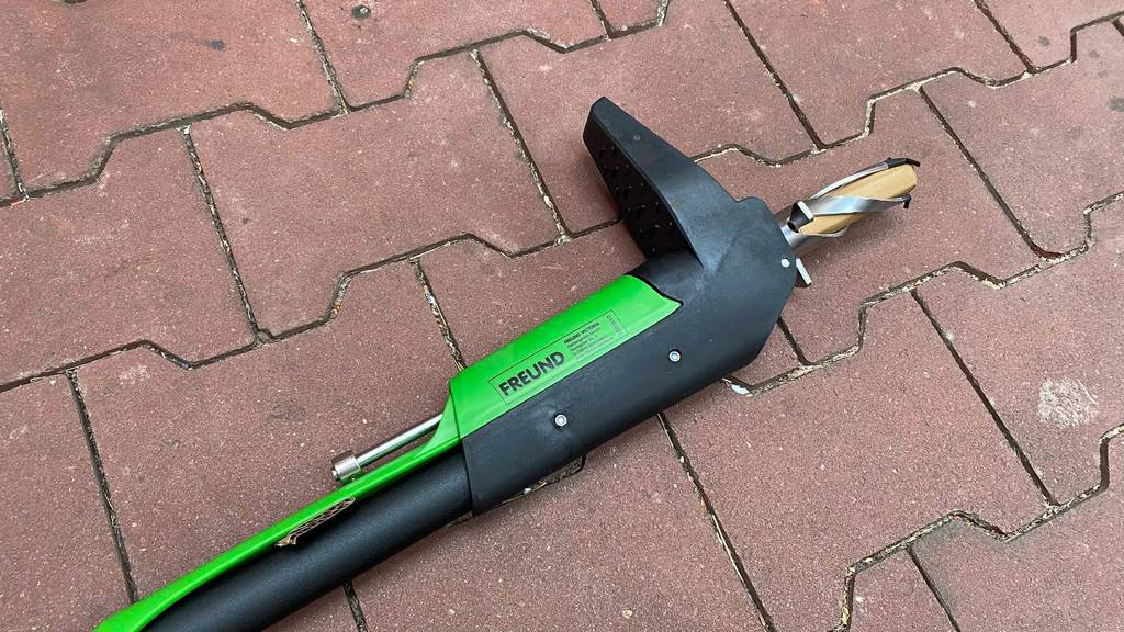 Unkrautstecher im Test: Unkrautstecher liegt auf Boden.