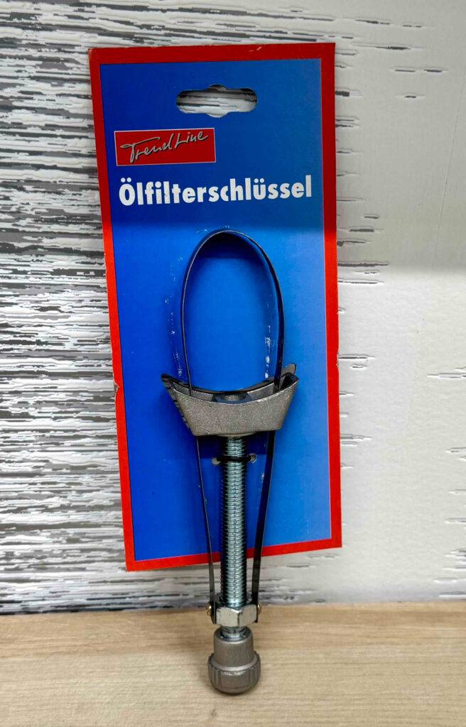 Nahaufnahme des getesteten Ölfilterschlüssels auf der seiner blauen Verkaufspappe.