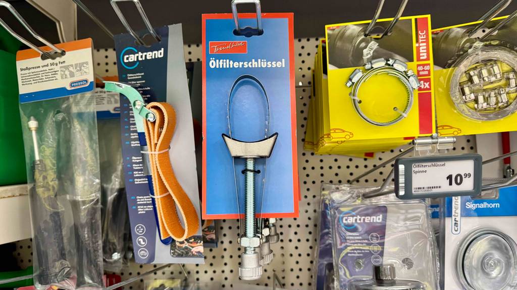 Der Ölfilterschlüssel im Test hängt an seiner blauen Verkaufspappe an einem Verkaufsregal.