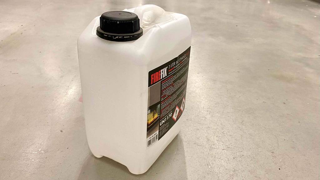 Ethanol-Kamin-Test: Blick auf den Kanister mit Ethanol.