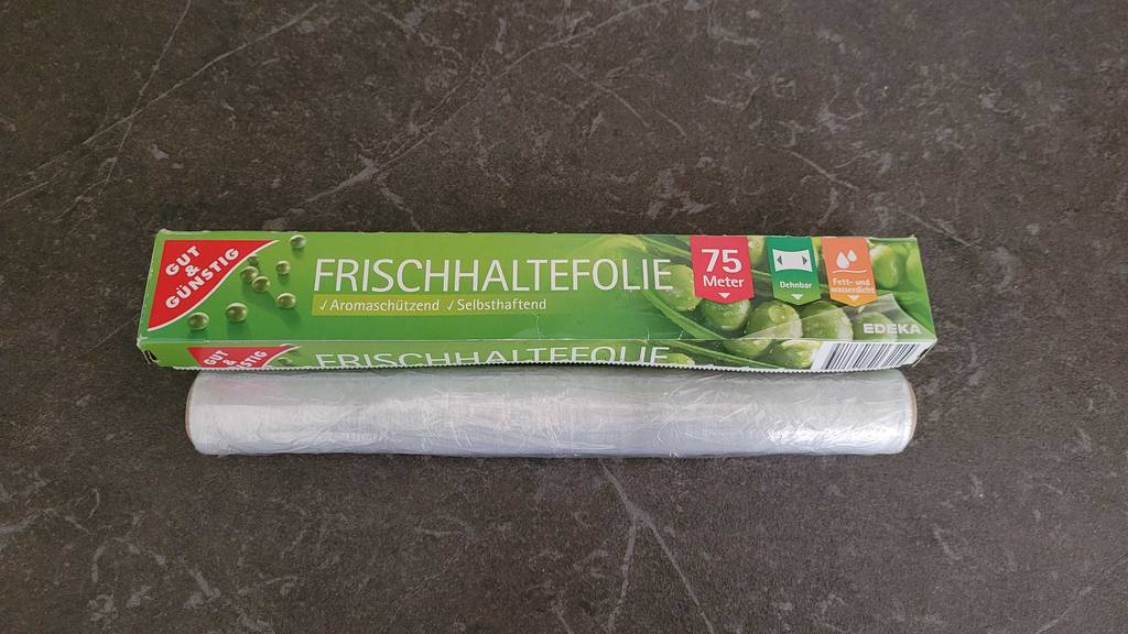 Frischhaltefolie Gut & Günstig neben Verpackung.