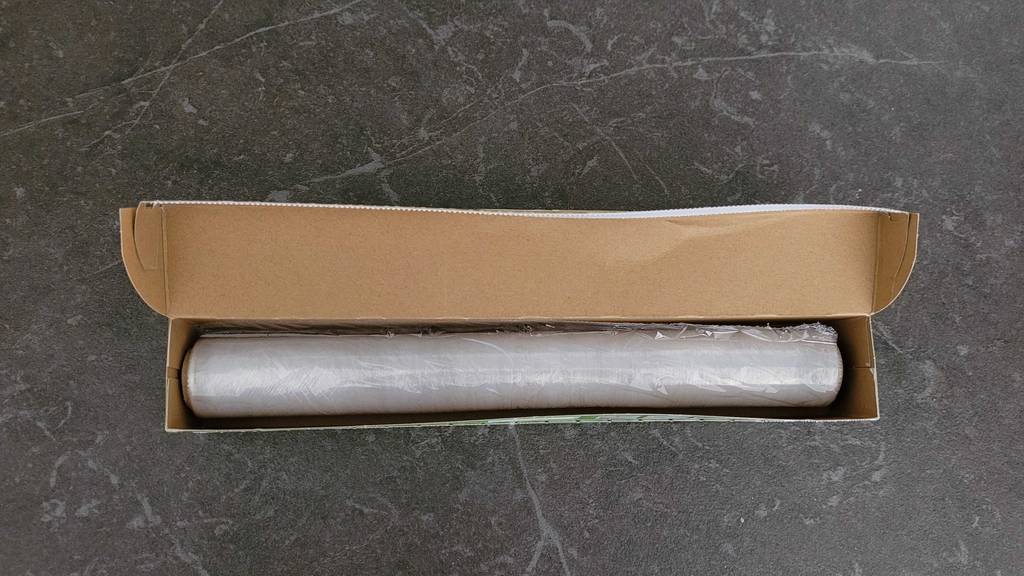 Frischhaltefolienrolle in Verpackung.