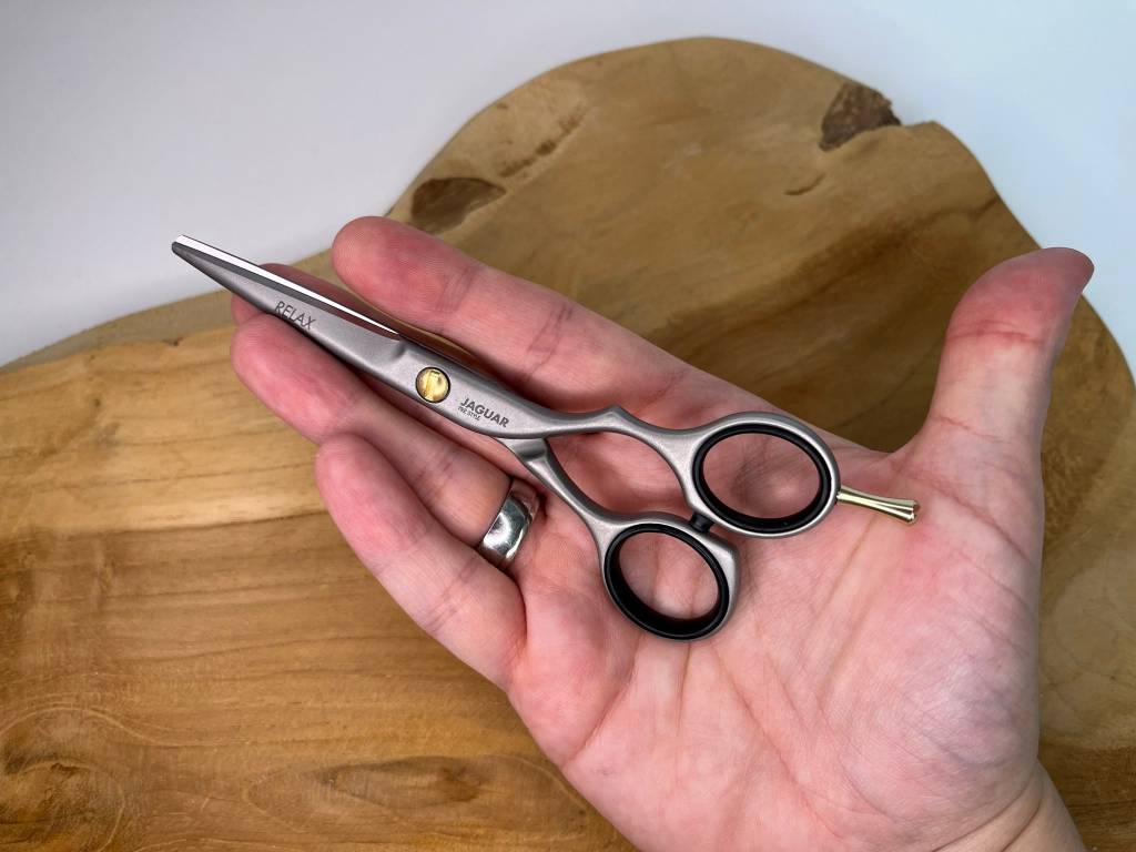 Auf dem Bild: eine Friseurschere von Jaguar mit Fingerhaken - Modell Pre Style Relax 6.0.