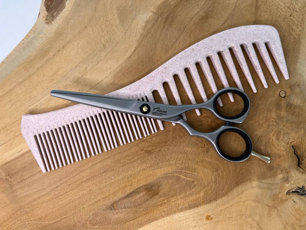 Eine Friseurschere sollte wie auch Kämme und Bürsten immer gut gepflegt und einsatzbereit gehalten werden.