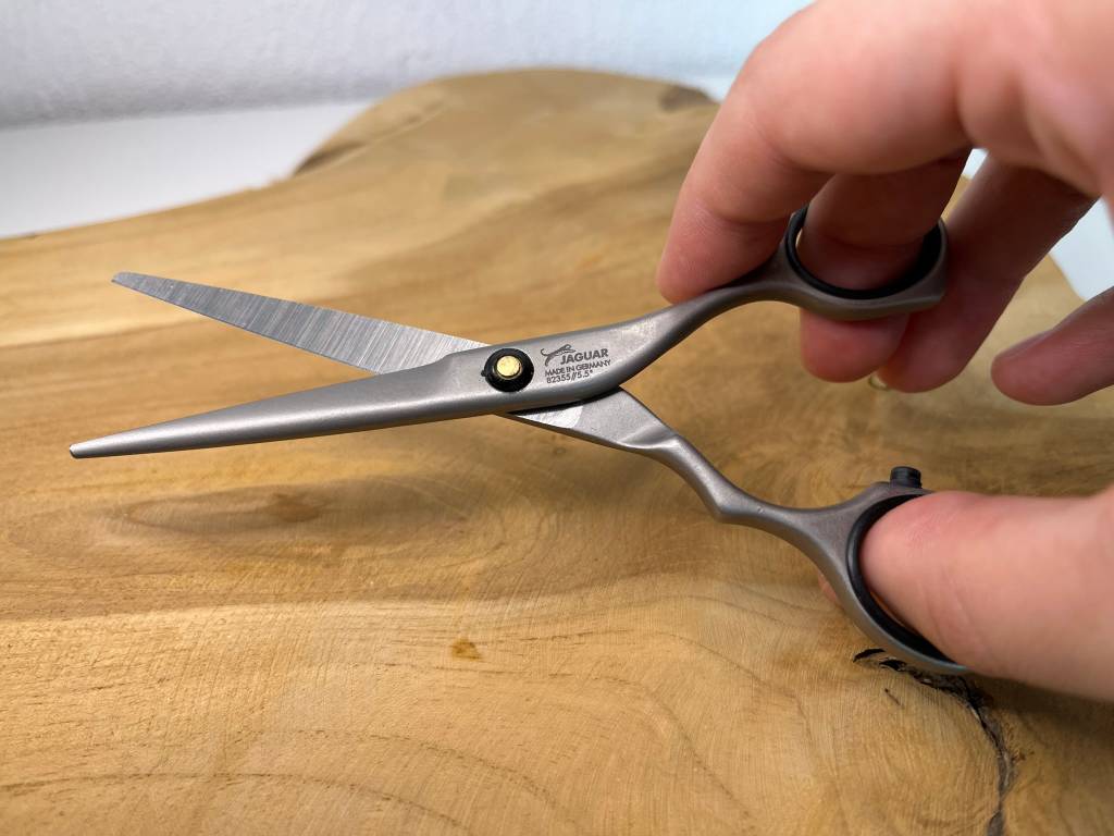 Verfügt die Friseurschere über versetzte Scherenaugen kann sie Arm-, Nacken- und Schultermuskulatur effektiv entlasten.