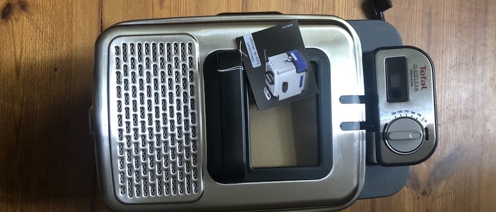 eine geschlossene Friteuse von Tefal von oben