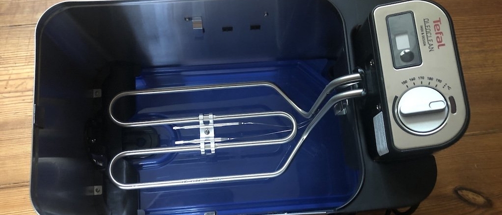 Blick in eine leere Friteuse von Tefal von oben