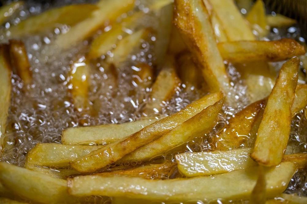 Kaltzonen-Fritteusen im Test: Pommes in siedendem Öl.